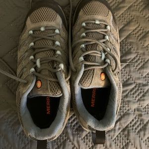Merrell womens Hiking Shoes. New never worn size 7
